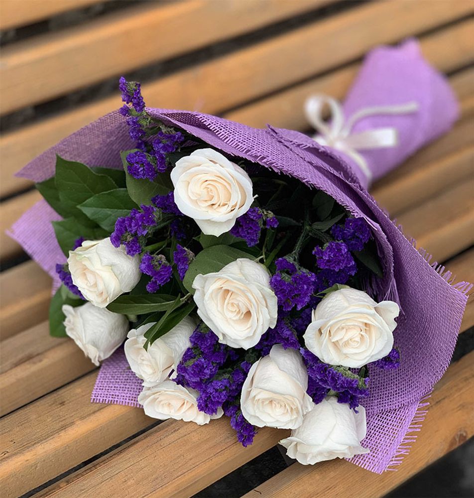 Букет из 7 белых роз и сиреневой статицы «Вечная красота»